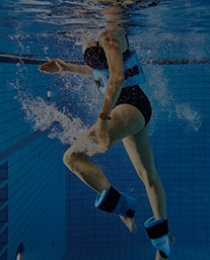 Gelenkschonendes Training in einem Aqua-Fitness-Kurs mit Unterwasser-Gewichten.